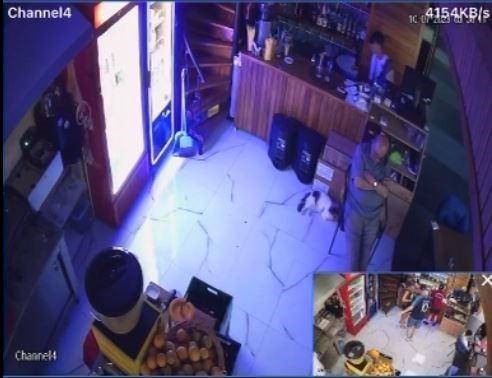 3 dakikalık uyku 3 bin liraya mal oldu Aydın’ın Kuşadası ilçesinde sandalye üzerinde uyuyan bir restoran görevlisinin 3