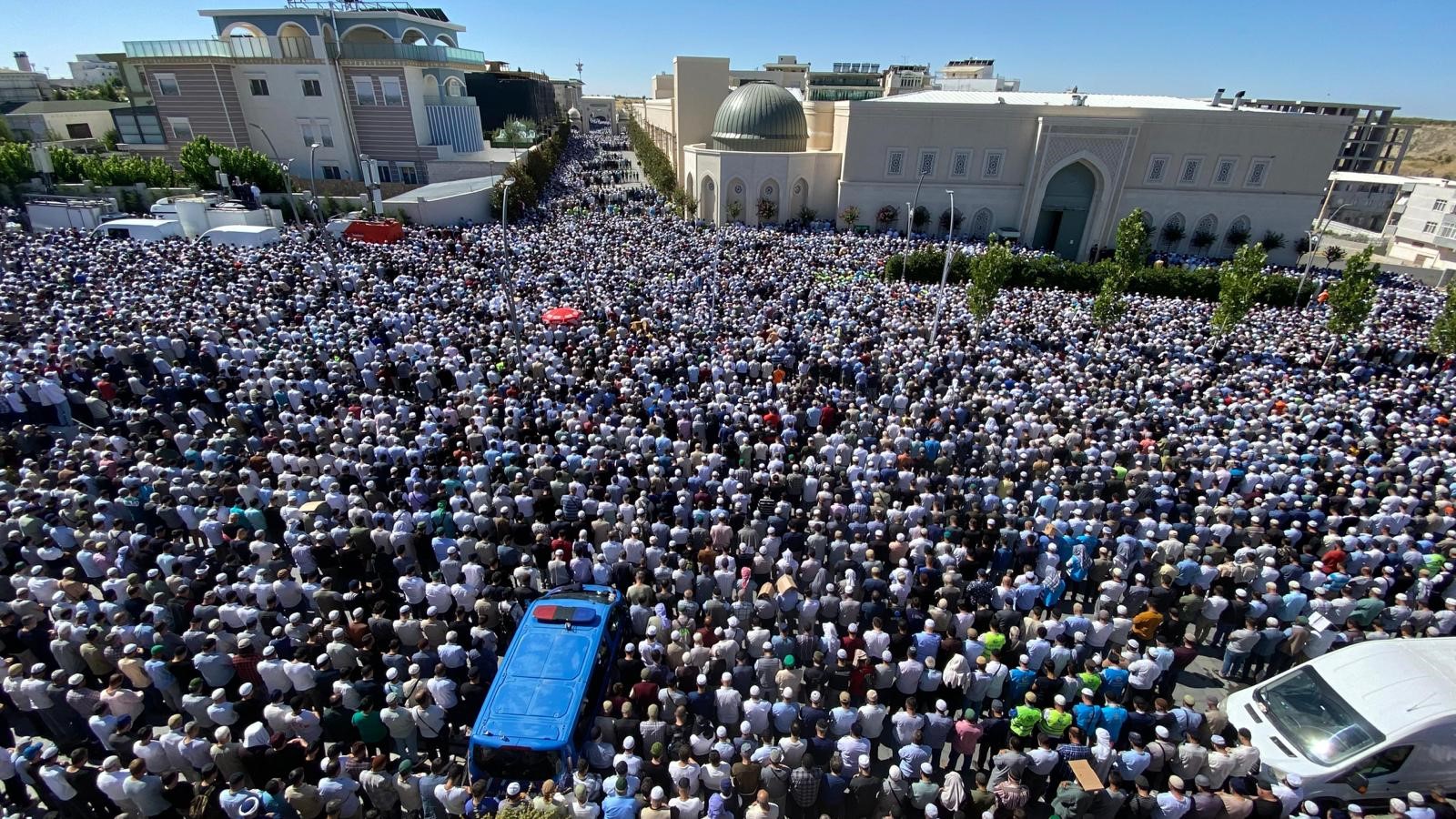 Menzil grubunun liderini son yolculuğuna 250 bin kişi uğurladı Tedavi gördüğü hastanede dün hayatını kaybeden Menzil grubunun lideri Abdülbaki