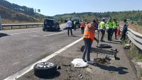 TEM Otoyolu’nun Bolu geçişinde lastiği patlayan hafif ticari araç kontrolünden çıkarak,
