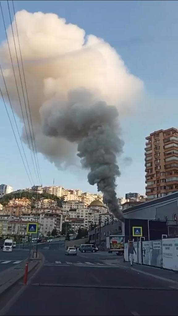 Köfteci Yusuf’un bacasından çıkan dumanlar bütün mahalleyi sardı Ankara’da Köfteci Yusuf işletmesinin bacasından çıkan dumanlar tüm mahalleyi sardı.