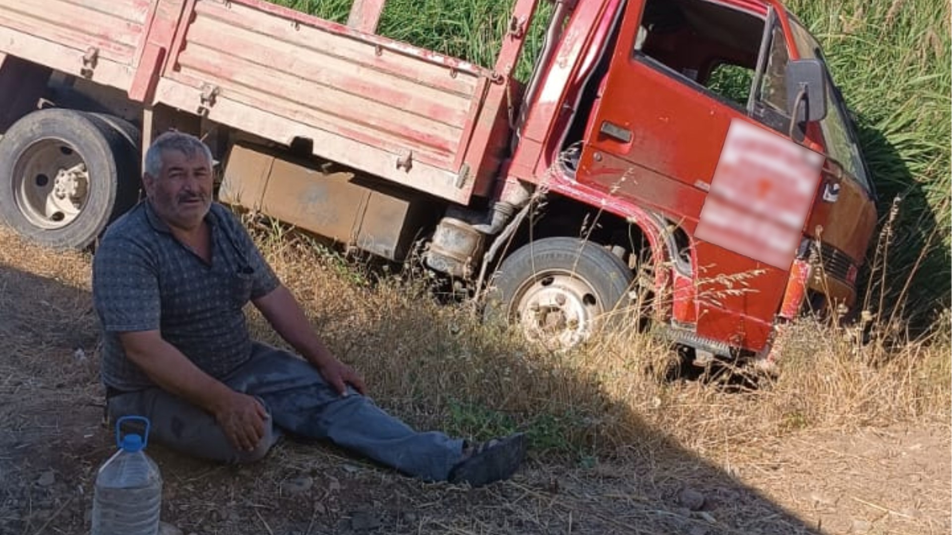 Tarlada dehşeti yaşadılar Kırıkkale’nin Delice ilçesinde tarlada husumetlileri tarafından üzerlerine kamyonet sürülen 1