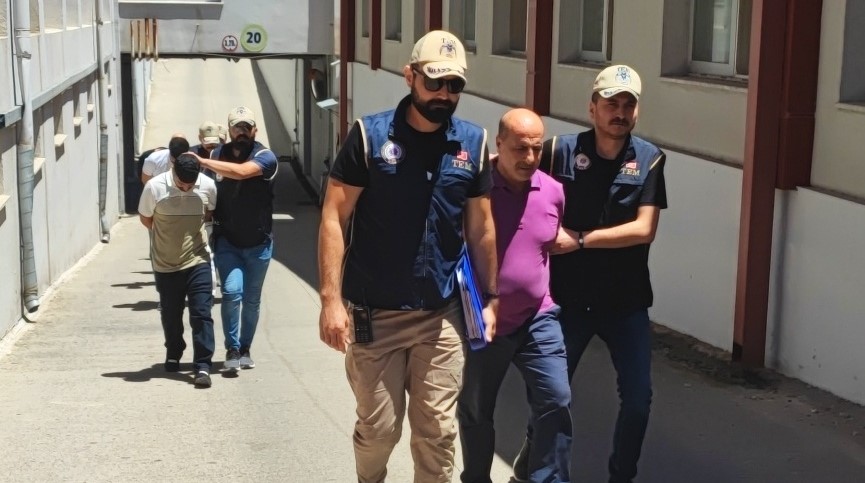 PKK talimatıyla orman yakan sabotajcılar yakalandı Adana’da geçtiğimiz yıl bölücü terör örgütünün talimatıyla orman yakan 1