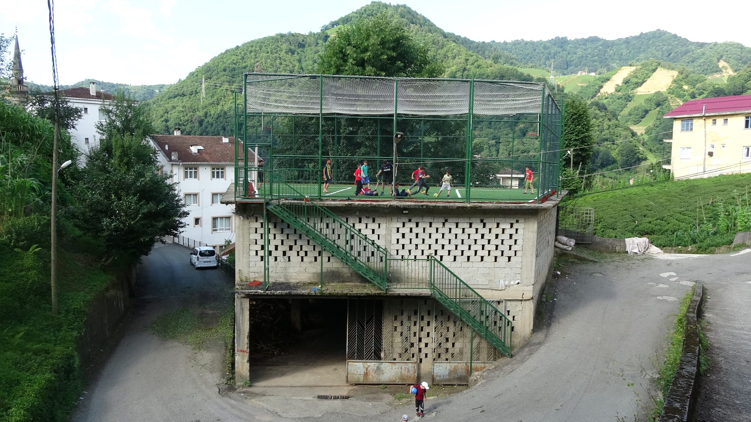Trabzon’un Of ilçesinde çay alım merkezinin çatısına yaptırılan halı saha,