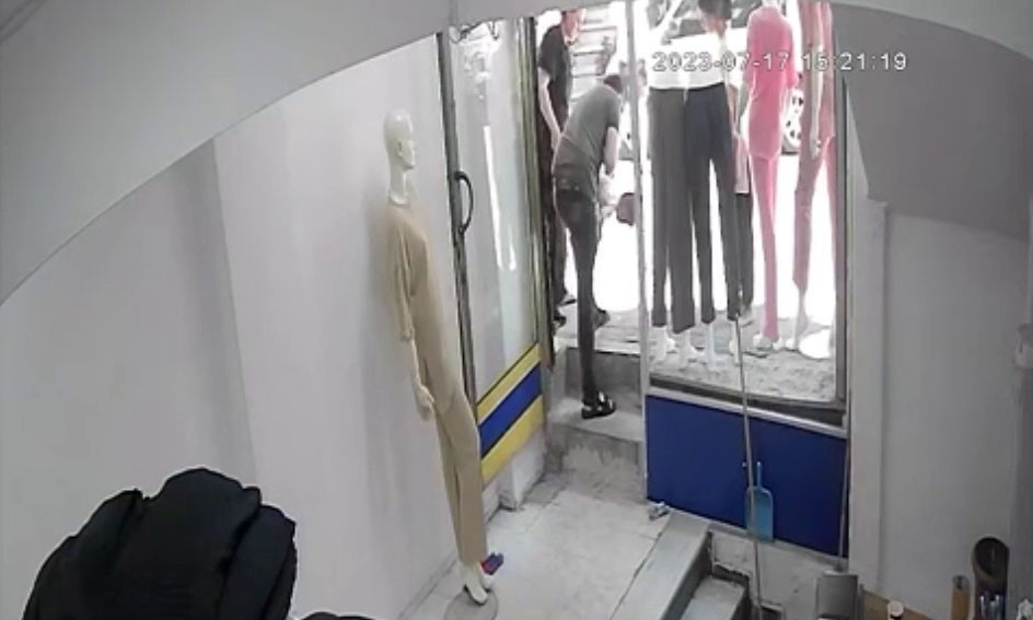 İSTANBUL ZEYTİNBURNU’NDA ANNESİ İLE SOKAKTA YÜRÜDÜĞÜ ESNADA BOĞAZINA ŞEKER TAKILAN