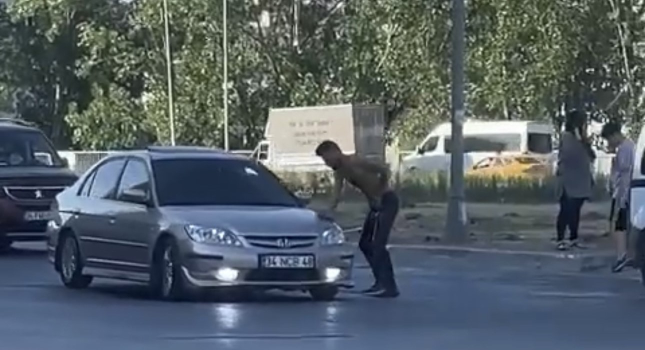 ESENYURT’TA MOTOSİKLET SÜRÜCÜSÜNE YOL VEREN BURAK İŞLER’E, ARKASINDAKİ ARAÇ SÜRÜCÜSÜ
