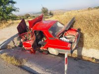 Bigadiç’te su kanalının üzerine yapılan beton kaldırıma çarpan otomobildeki 2