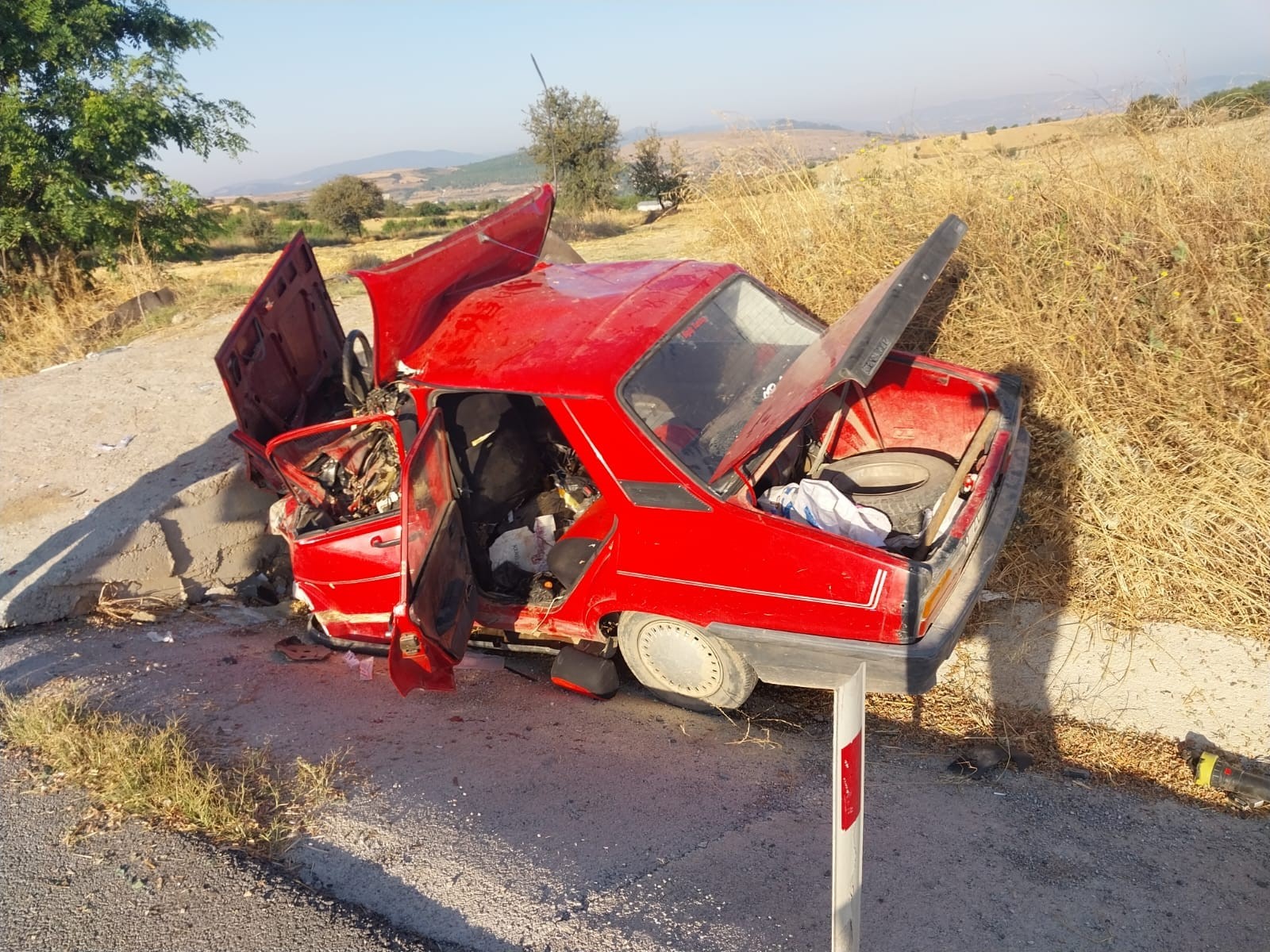 Araç hurdaya döndü: 2 ölü, 1 yaralı Bigadiç’te su kanalının üzerine yapılan beton kaldırıma çarpan otomobildeki 2