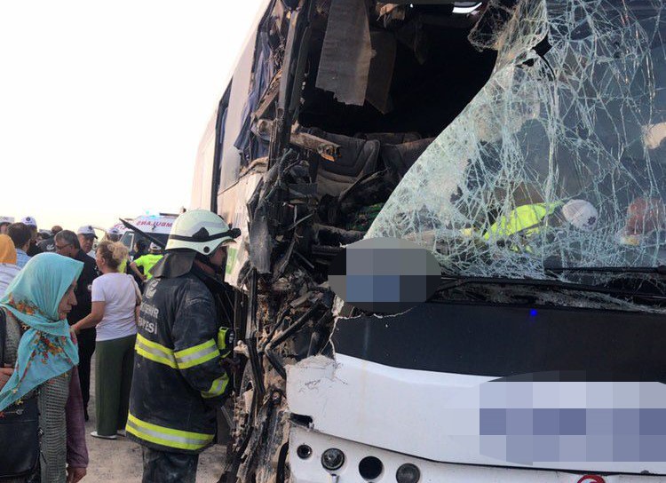 Eskişehir’de yolcu otobüsünün tıra çarpması sonucu meydana gelen trafik kazasında