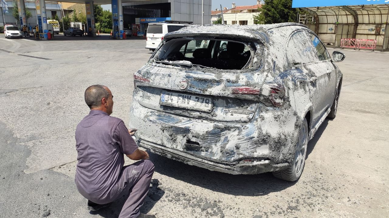SULTANGAZİ'DE HAFRİYAT KAMYONUNDAKİ BETON OTOMOBİLİN ÜZERİNE DÖKÜLDÜ