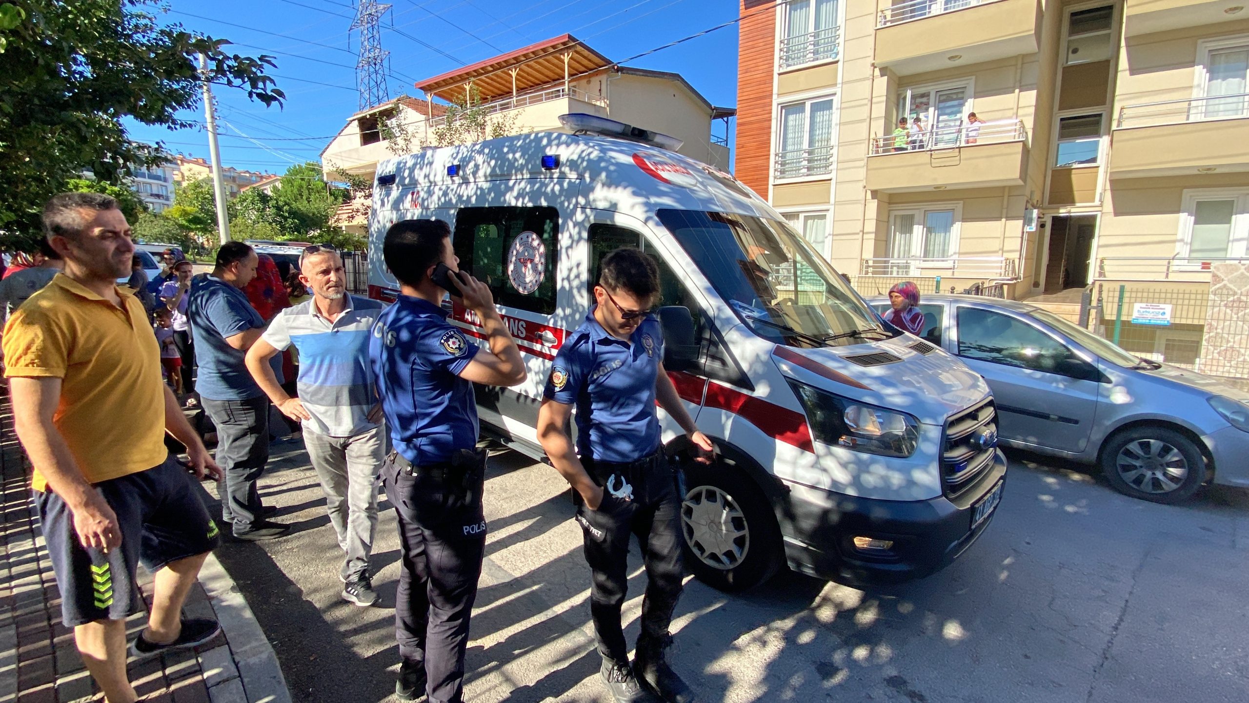 Kocaeli’nin İzmit ilçesinde iple balkona çektikleri profilin yüksek gerilim hattına