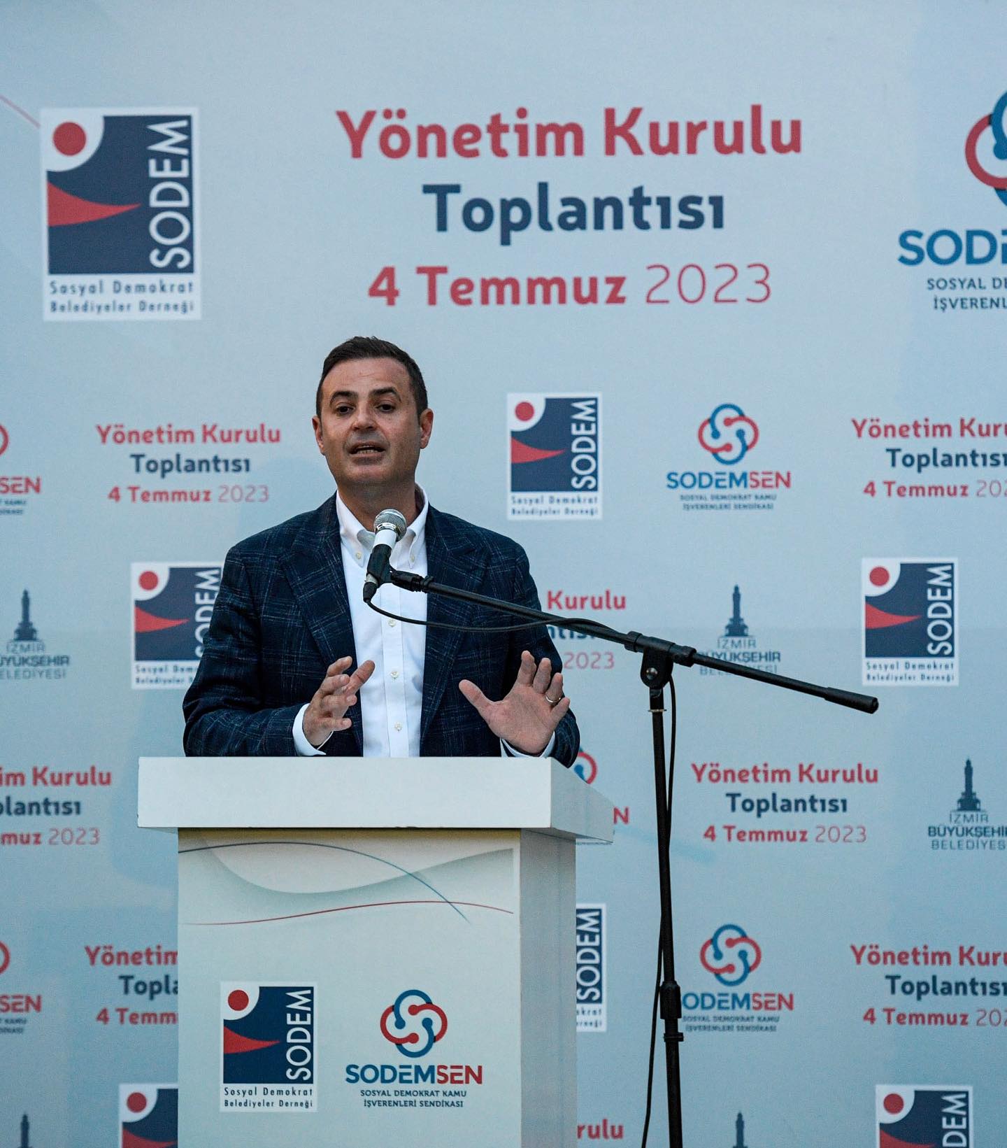 CHP’Lİ AKIN’DAN YEREL SEÇİM MESAJI CHP Genel Başkan Yardımcısı Ahmet Akın; Sosyal Demokrat Belediyeler Derneği