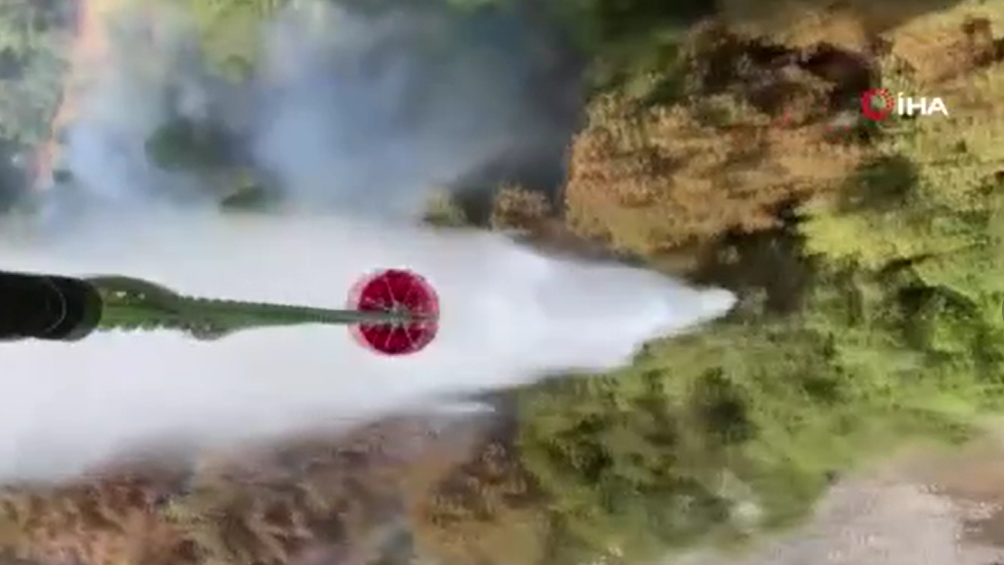 Muğla’nın Köyceğiz ilçesinde meydana gelen orman yangınına ekipler havadan ve
