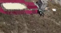 Kağıthane’de boş bir araziye kurduğu kulübeye güvercinleri kapatan bir şahıs,
