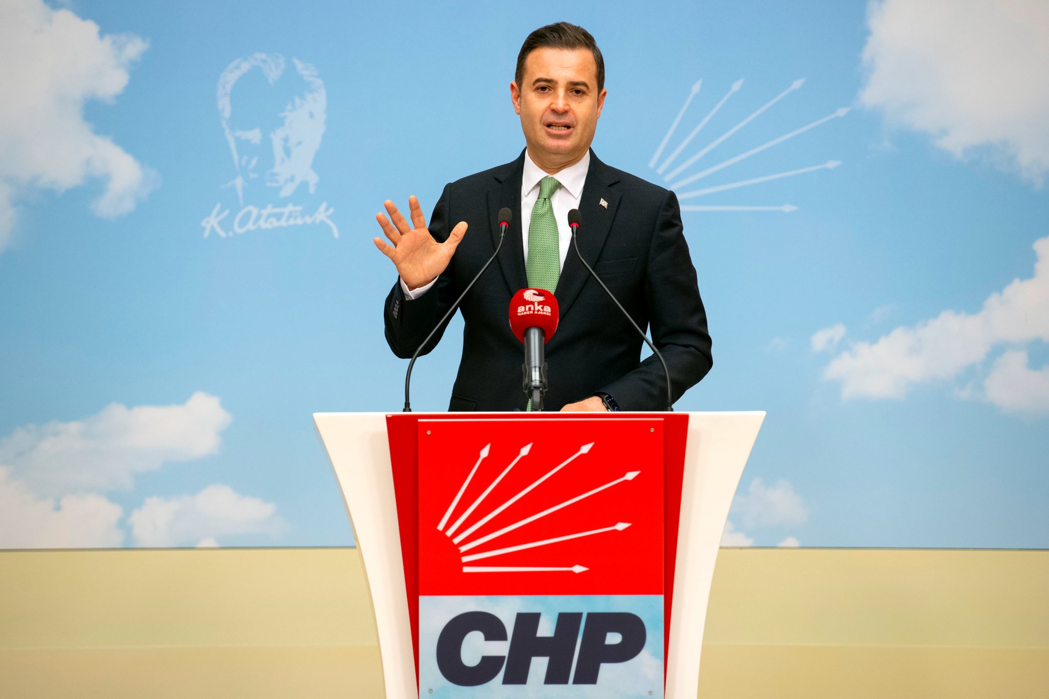 CHP Genel Başkan Yardımcısı Ahmet Akın, benzinde litre başına alınan