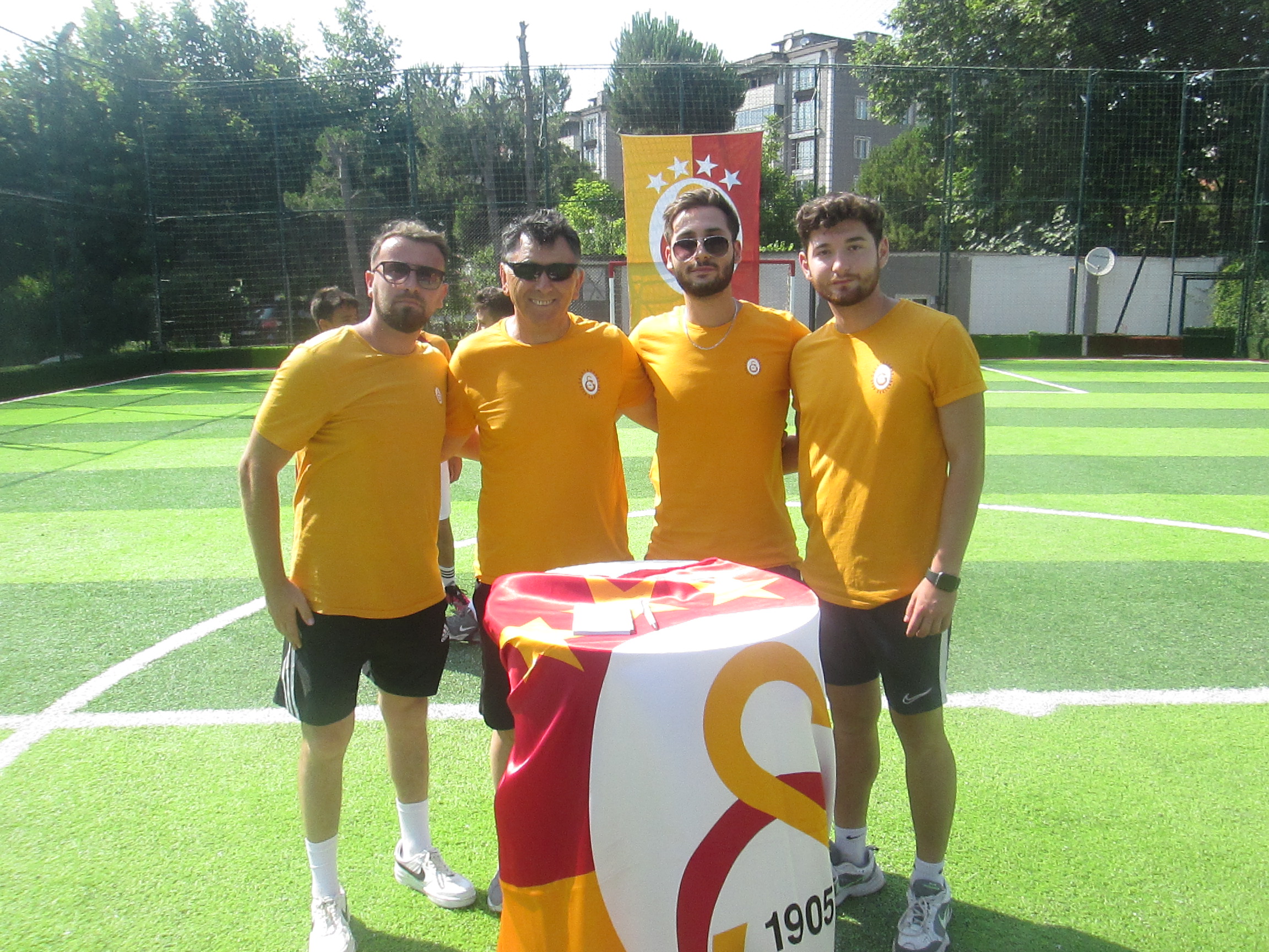 Bandırma Galatasaray Taraftarları Derneği’nin açtığı futbol okulunda dört teknik adam
