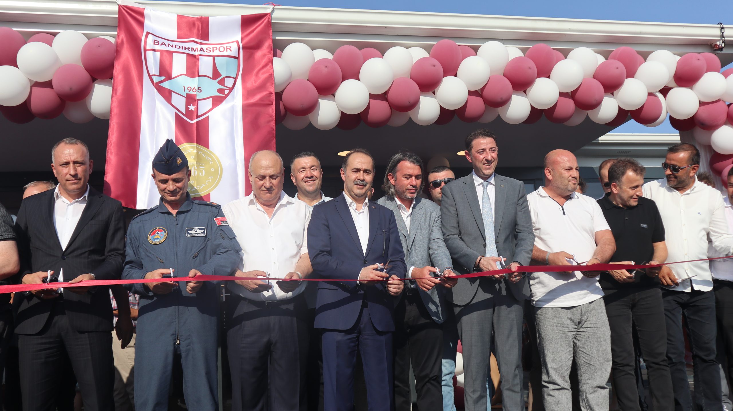 Bandırmaspor’un yeni Bandırmaspor Cinçukuru Tesisleri’nin açılışı gerçekleştirildi. Bandırmaspor Yönetim Kurulu
