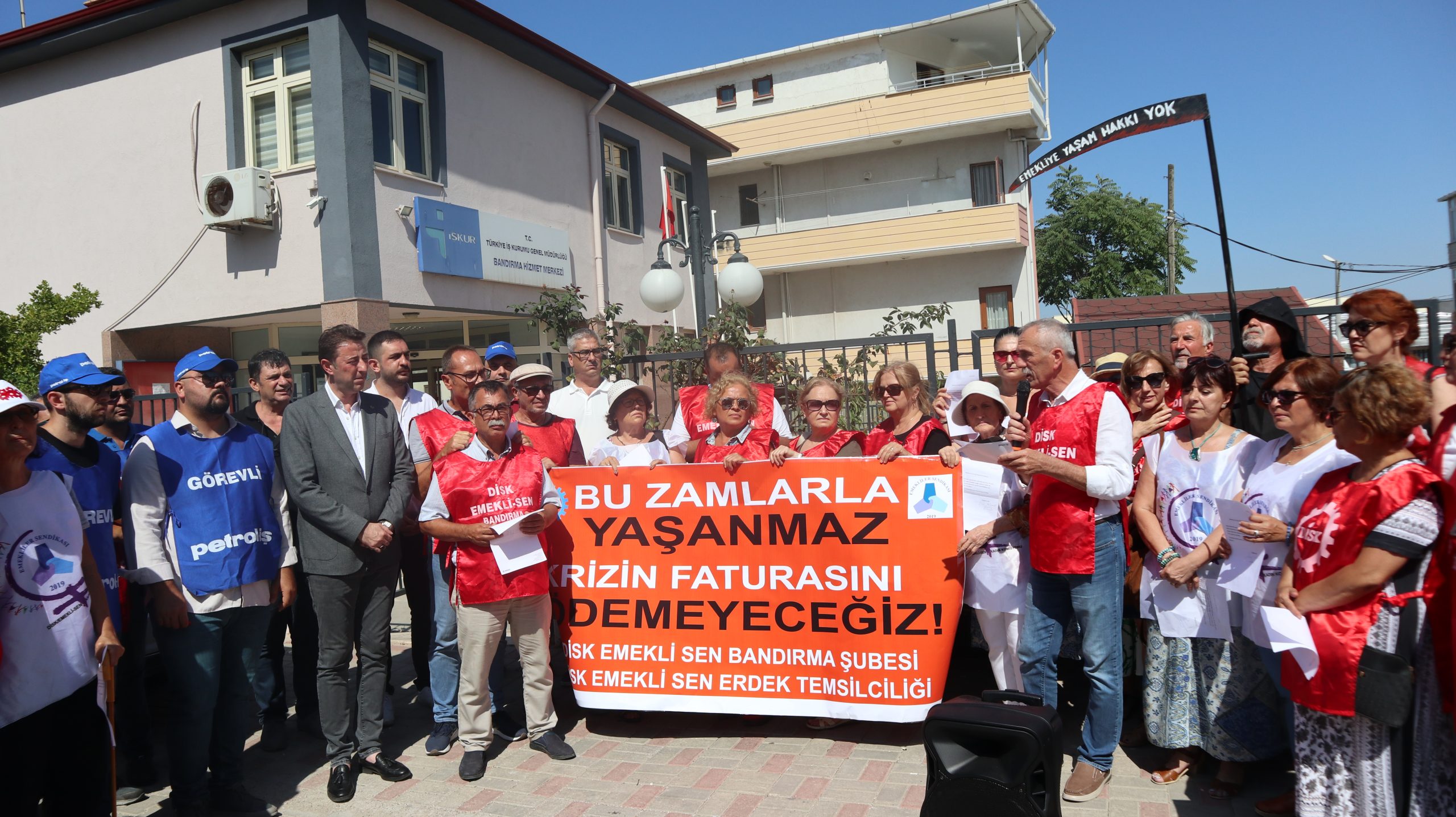 Geçinemeyen emekliler devletten iş istedi DİSK Emekli Sen, Bandırma İş ve İşçi Bulma Kurumu (İŞKUR)