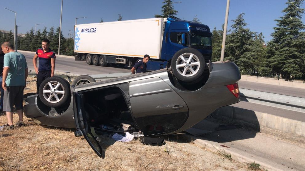 Tırla çarpışan otomobil takla attı, sürücünün burnu bile kanamadı Burdur’da aynı yönde seyir halinde olan tır ile çarpışan otomobilin