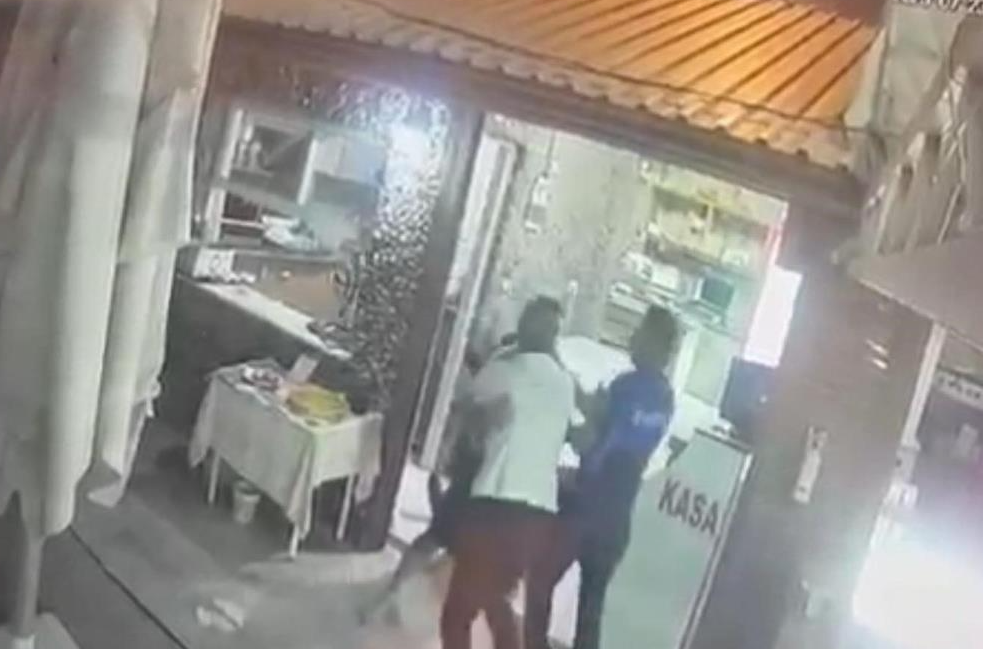 İzmir’de kick boksla uğraştığı öğrenilen Dikili Belediyesi Zabıta Müdürü, esnafa