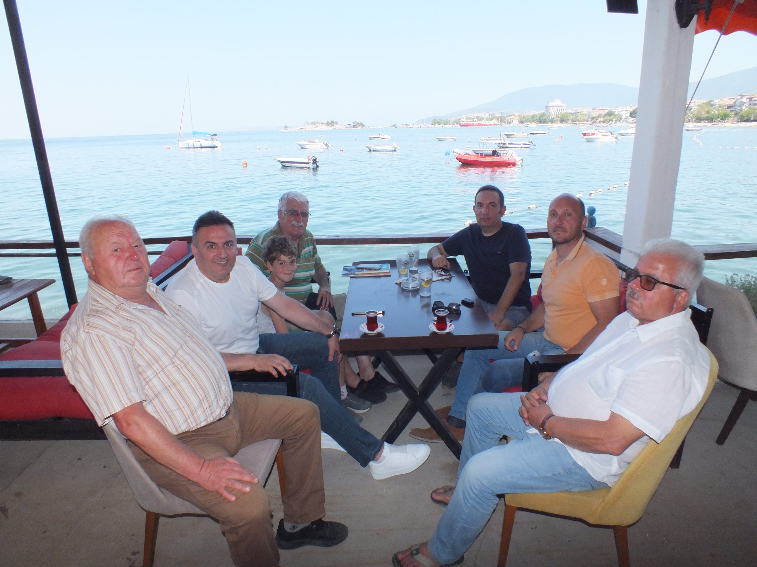 Erdek’te samimi bir dost sohbeti gerçekleşti. “Kurbağalıdere” bölgesinde, “Bluemoon” çay