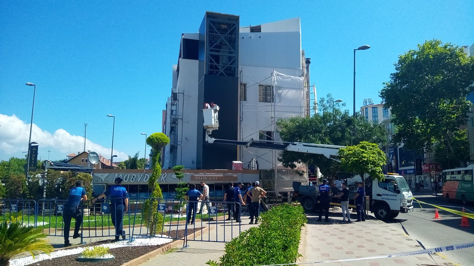 Kaçak asansör sökülüyor Mobydick restoran tarafından teras katına çıkmak için yaptırılan asansör sökülüyor.