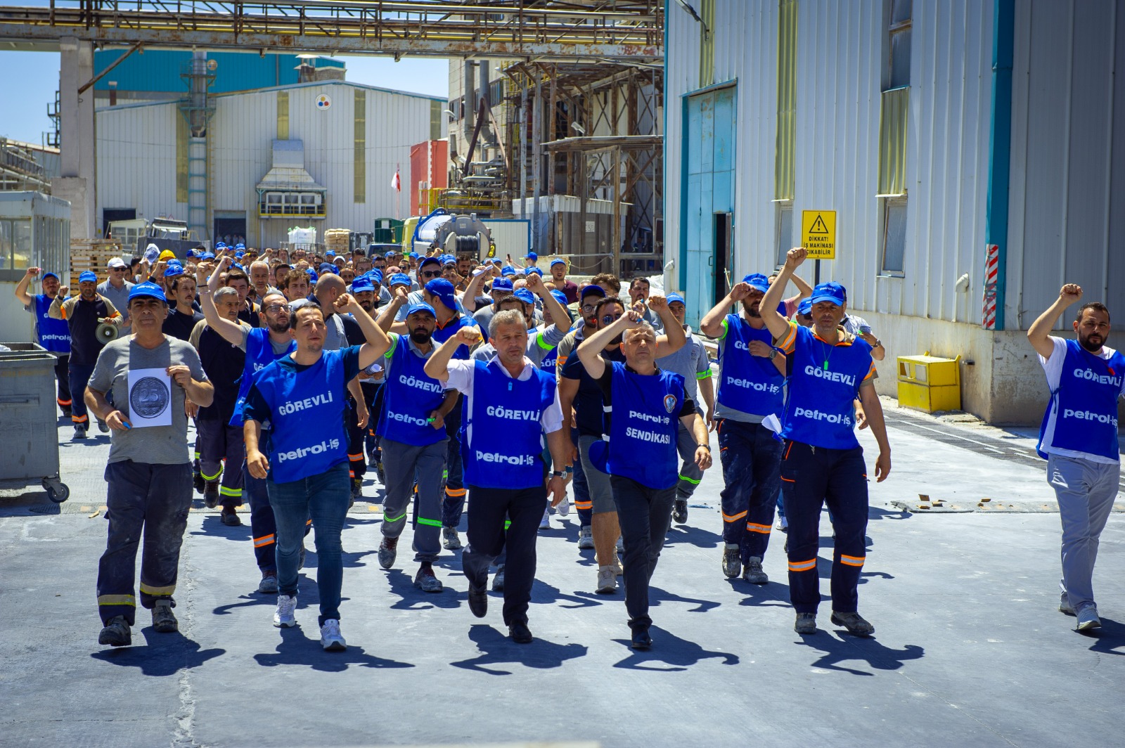 Petrol İş Sendikasına bağlı işçiler dün başlattıkları eyleme bugün de