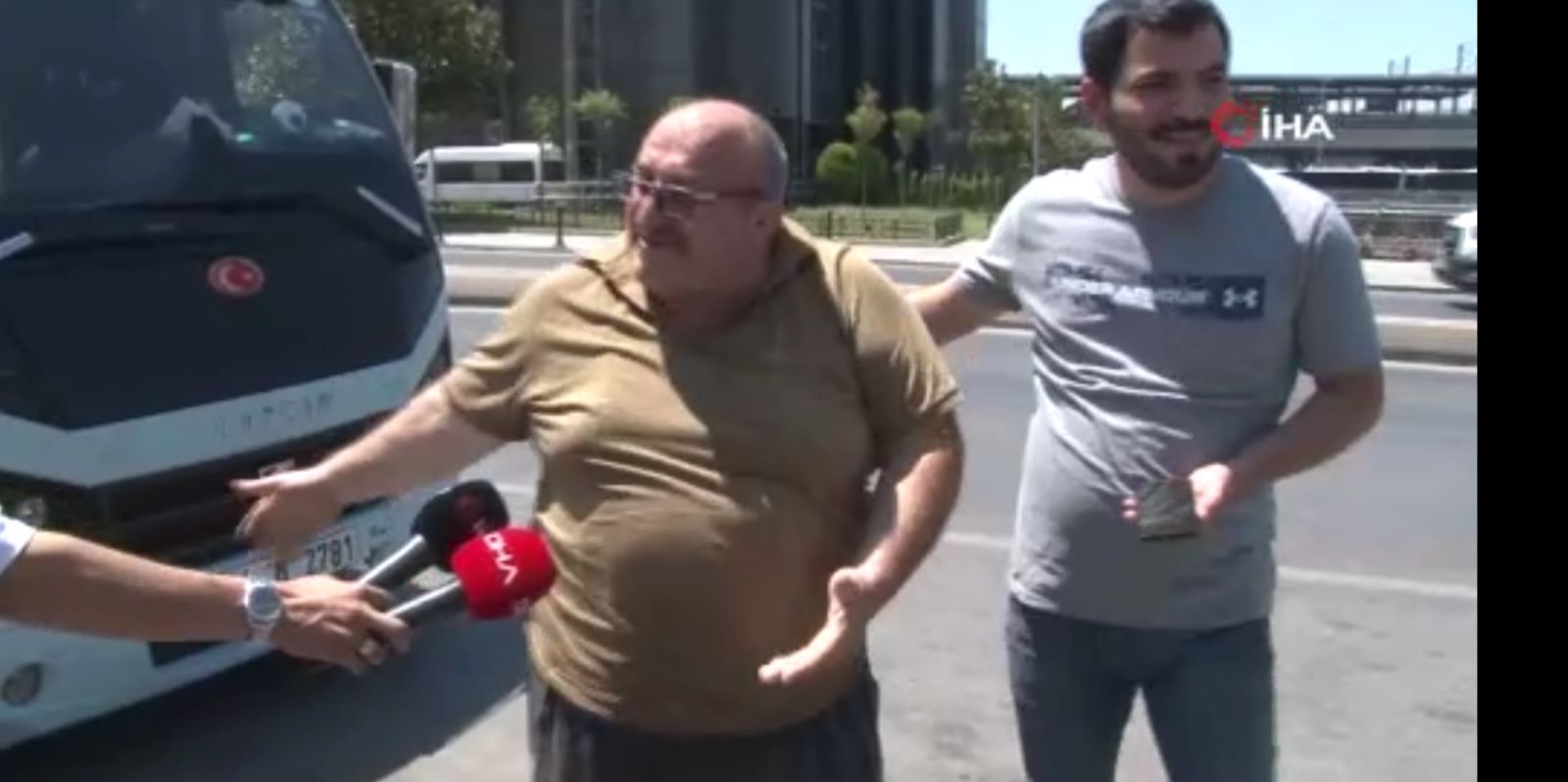 DENETİMLER ESNASINDA EMNİYET KEMERİ TAKMADIĞI GEREKÇESİYLE DURDURULAN MİNİBÜS ŞOFÖRÜ SALİH