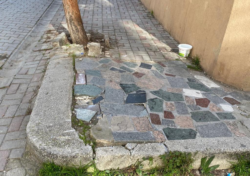 Bandırma Sunullah Mahallesi’ndeki kaldırım, kanser hastası kadını ve mahallelinin aylardır