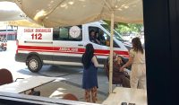 Bandırma Cumhuriyet Meydanı Öztaylan Süt Evi’nin önündeki kırık taşlara takılarak