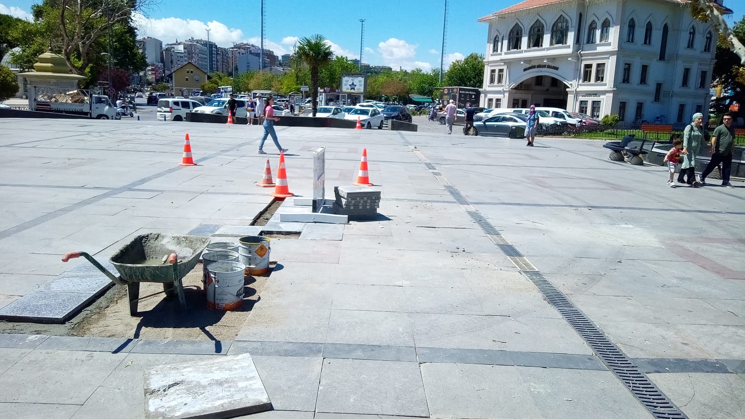 Aylardır beklenen çalışma yapılıyor Vatandaşların aylardır tepki gösterdiği Bandırma’nın kalbi Cumhuriyet Meydanı’ndaki kırık taşlar,