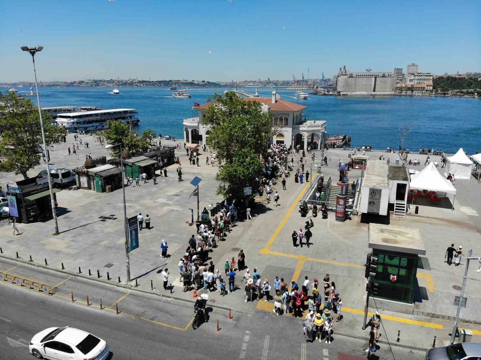 ADALAR’A GİTMEK İSTEYENLER, KADIKÖY’DE İSKELE ÖNÜNDE KUYRUK OLUŞTURDU