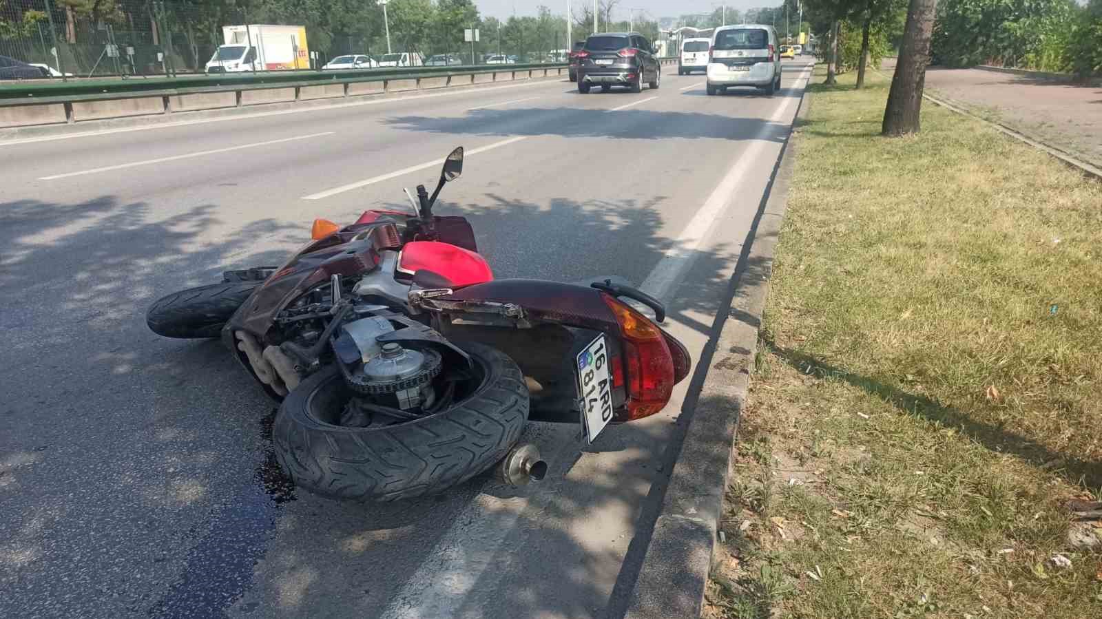 BURSA’DA SÜRÜCÜSÜNÜN KONTROLÜNDEN ÇIKAN MOTOSİKLET AĞACA ÇARPTI. 150 METRE SAVRULAN