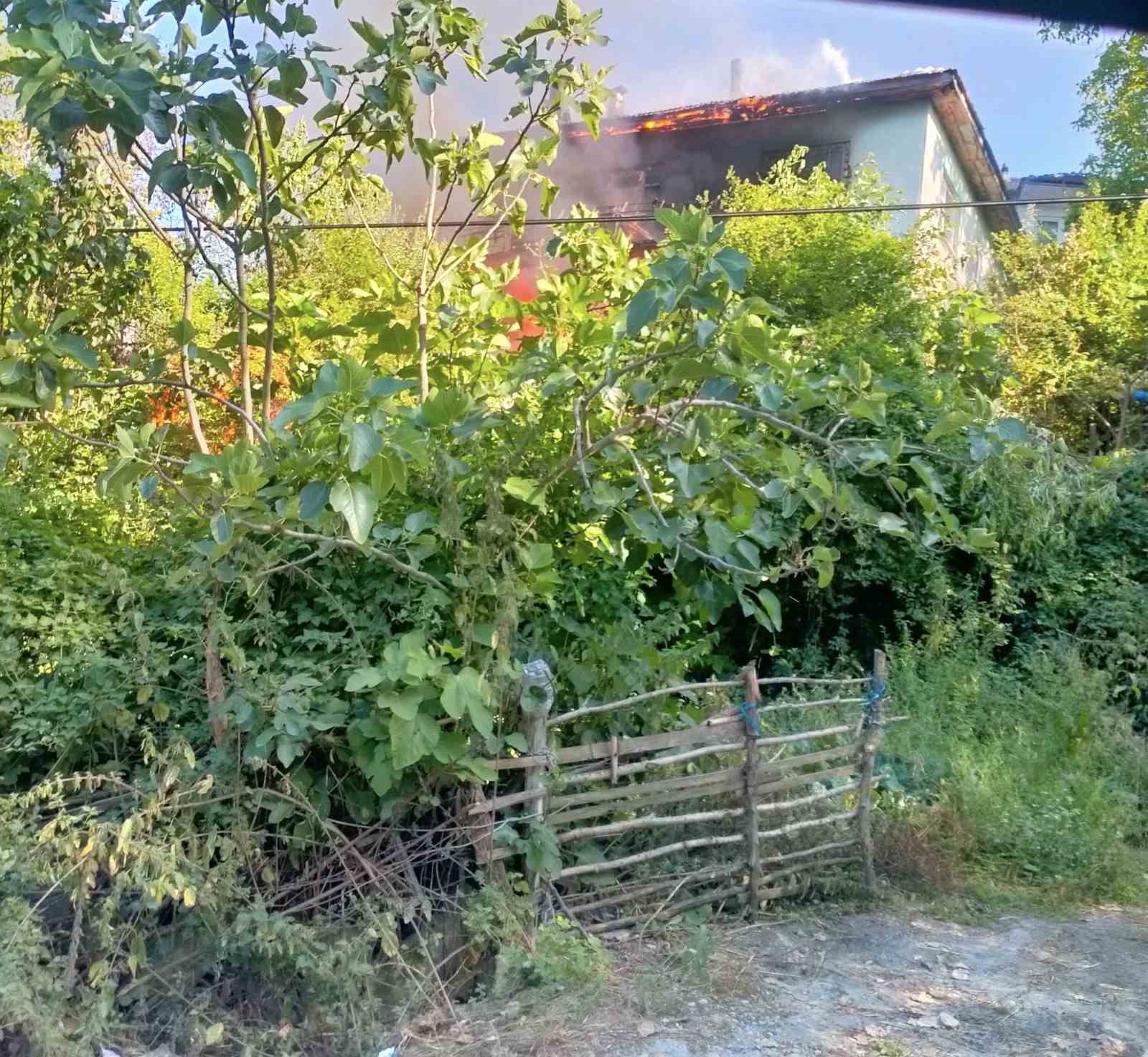 ZONGULDAK’IN ÇAYCUMA İLÇESİNDE SEBEBİ HENÜZ BİLİNMEYEN BİR NEDENDEN DOLAYI AHŞAP