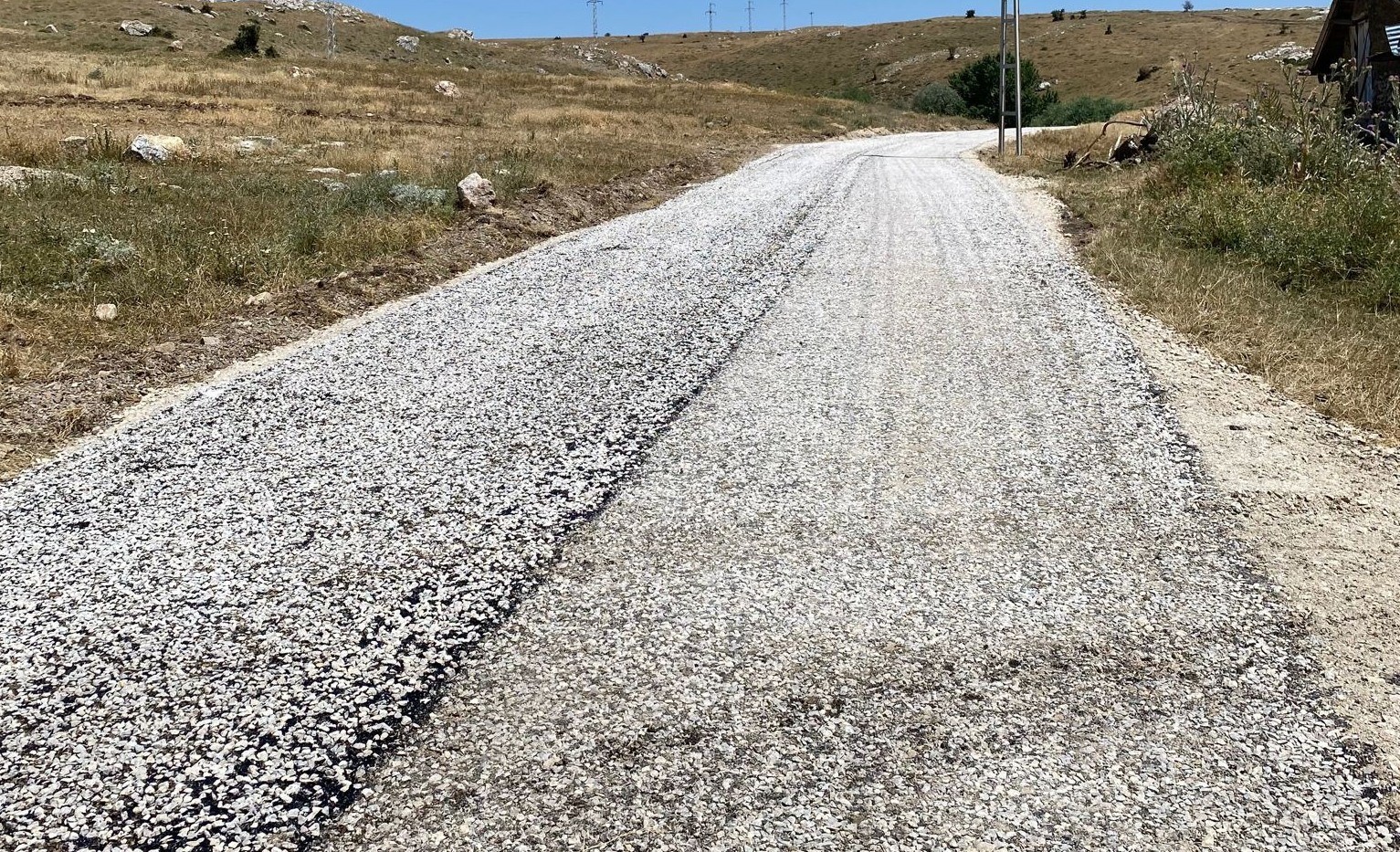 AKYURT BELEDİYESİ ÖZ KAYNAKLARIYLA MAHALLE İÇİ YOLLARIN ASFALTLAMA ÇALIŞMALARINI 3