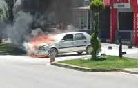 BALIKESİR'İN BANDIRMA İLÇESİNDE ALEV ALEV YANAN OTOMOBİL KÜLE DÖNERKEN, SÜRÜCÜ