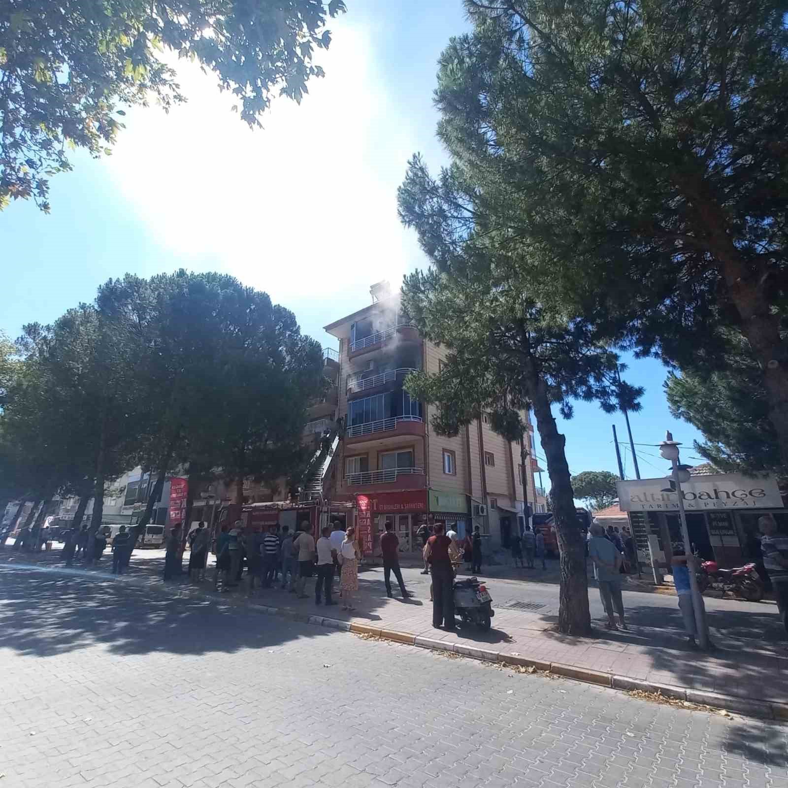 Alevler evi kullanılmaz hale getirdi ALTINOVA’DA KORKUTAN EV YANGINI