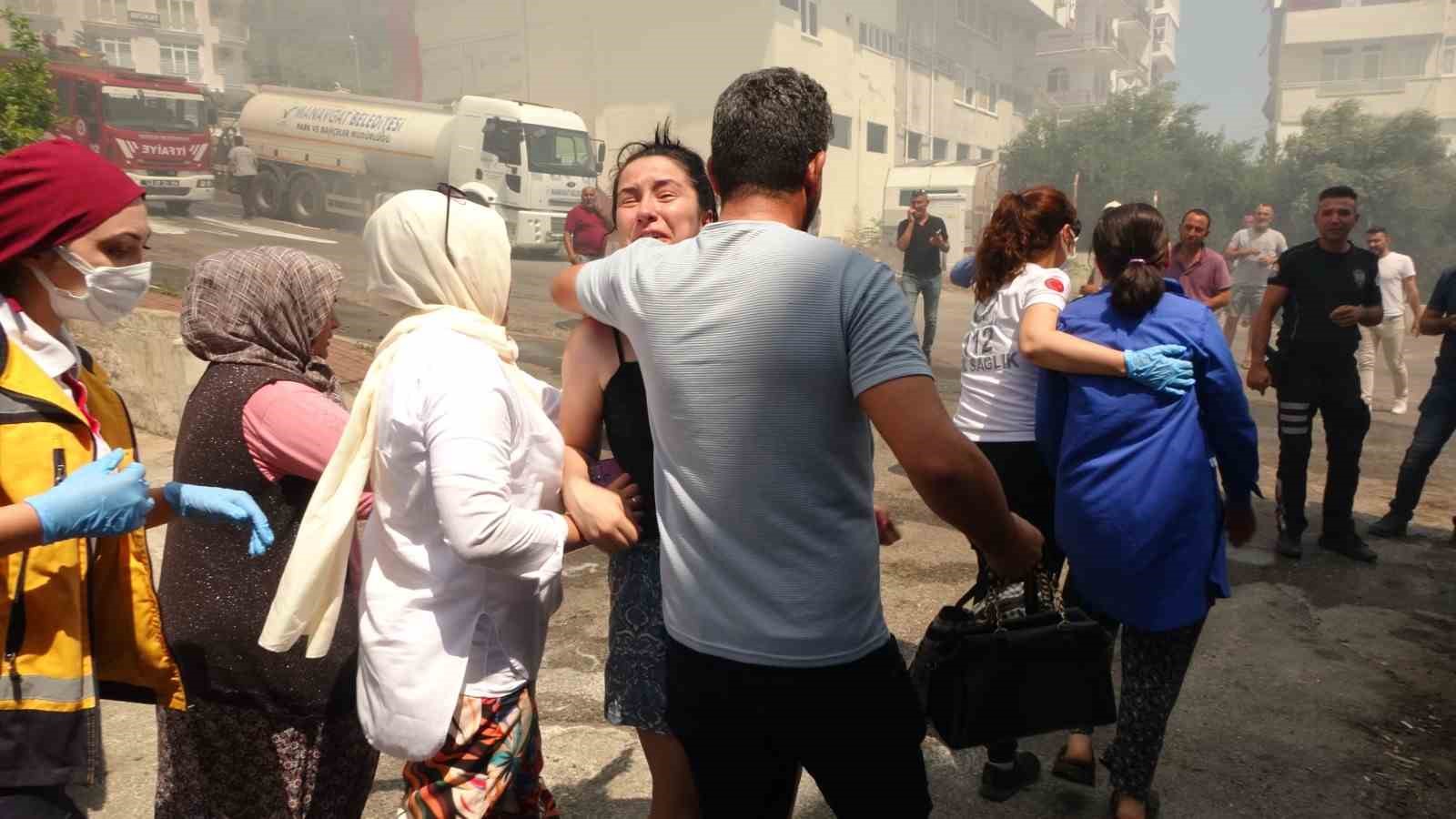 Alevlerin sardığı 5 katlı binada can pazarı ANTALYA'NIN MANAVGAT İLÇESİNDE 5 KATLI BİNADA ÇIKAN YANGIN, MANAVGAT’IN