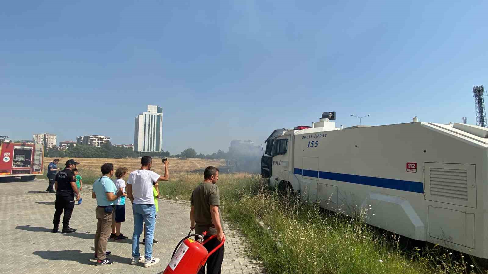 TEKİRDAĞ ÇORLU’DA ANIZ VE AĞAÇLIK ALANDA ÇIKAN YANGIN POLİS TOMA’SI