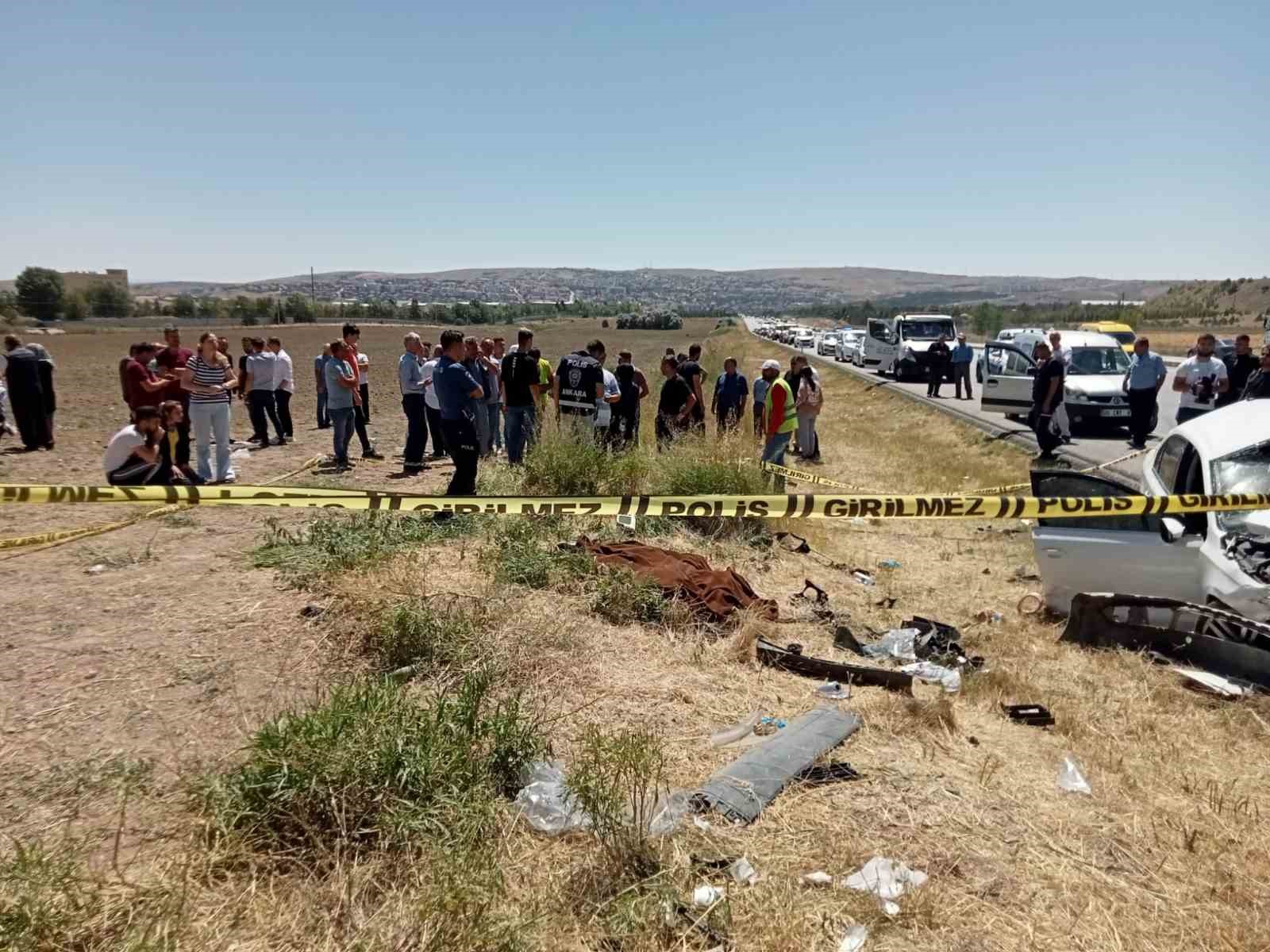 ANKARA’DA BİR YOLCU MİNİBÜSÜ İLE İKİ ARACIN KARIŞTIĞI FECİ KAZADA