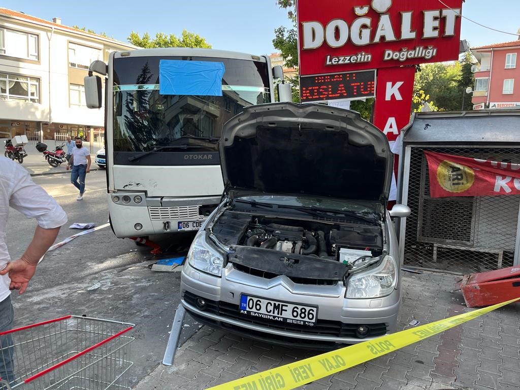 ANKARA’NIN ÇANKAYA İLÇESİNDE FRENİ BOŞALAN SERVİS ARACI 3 OTOMOBİLE ÇARPARAK