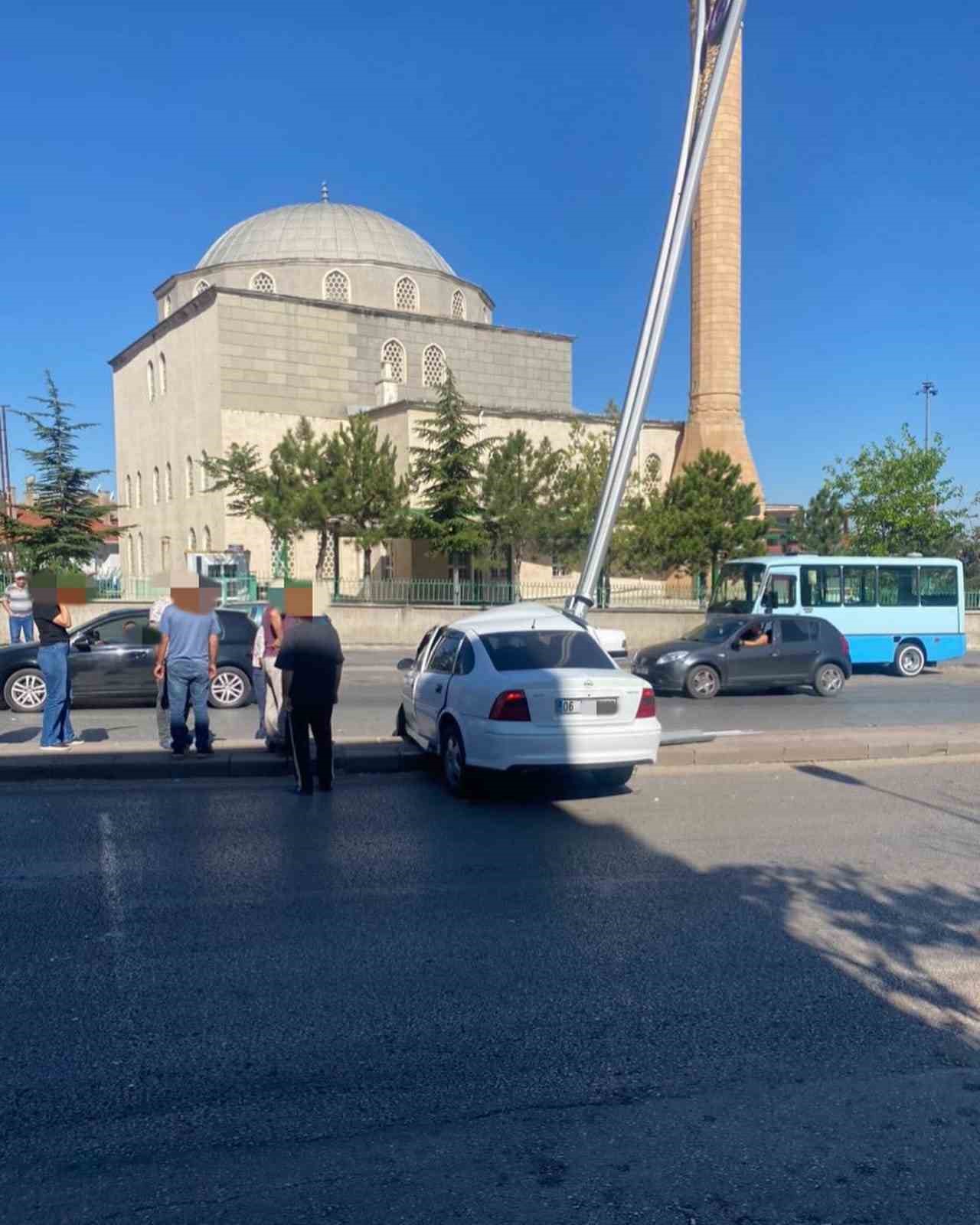 ANKARA MAMAK’TA YAŞANAN OLAYDA HIZ YAPAN SÜRÜCÜ KALDIRIMDAKİ YAYAYA ÇAPTI.