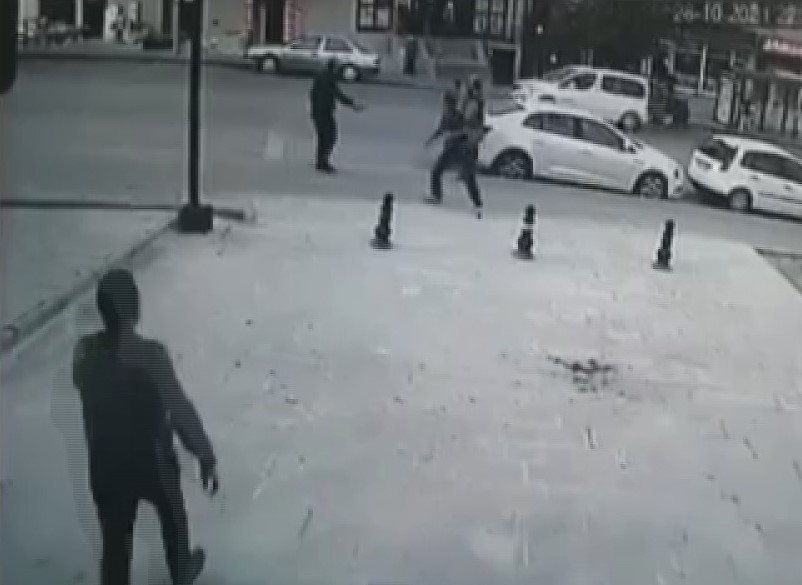 ANKARA’DA MOBİLYA İŞİ YAPAN BABA İLE OĞLU, ATÖLYELERİNİN ÖNÜNE TADİLAT