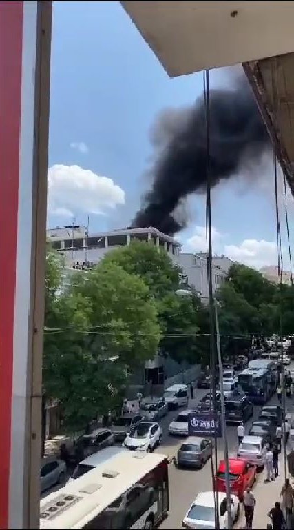 ANKARA’DA 5 KATLI BİR BİNANIN ÇATISINDA ÇIKAN YANGIN, DİĞER BİNALARA