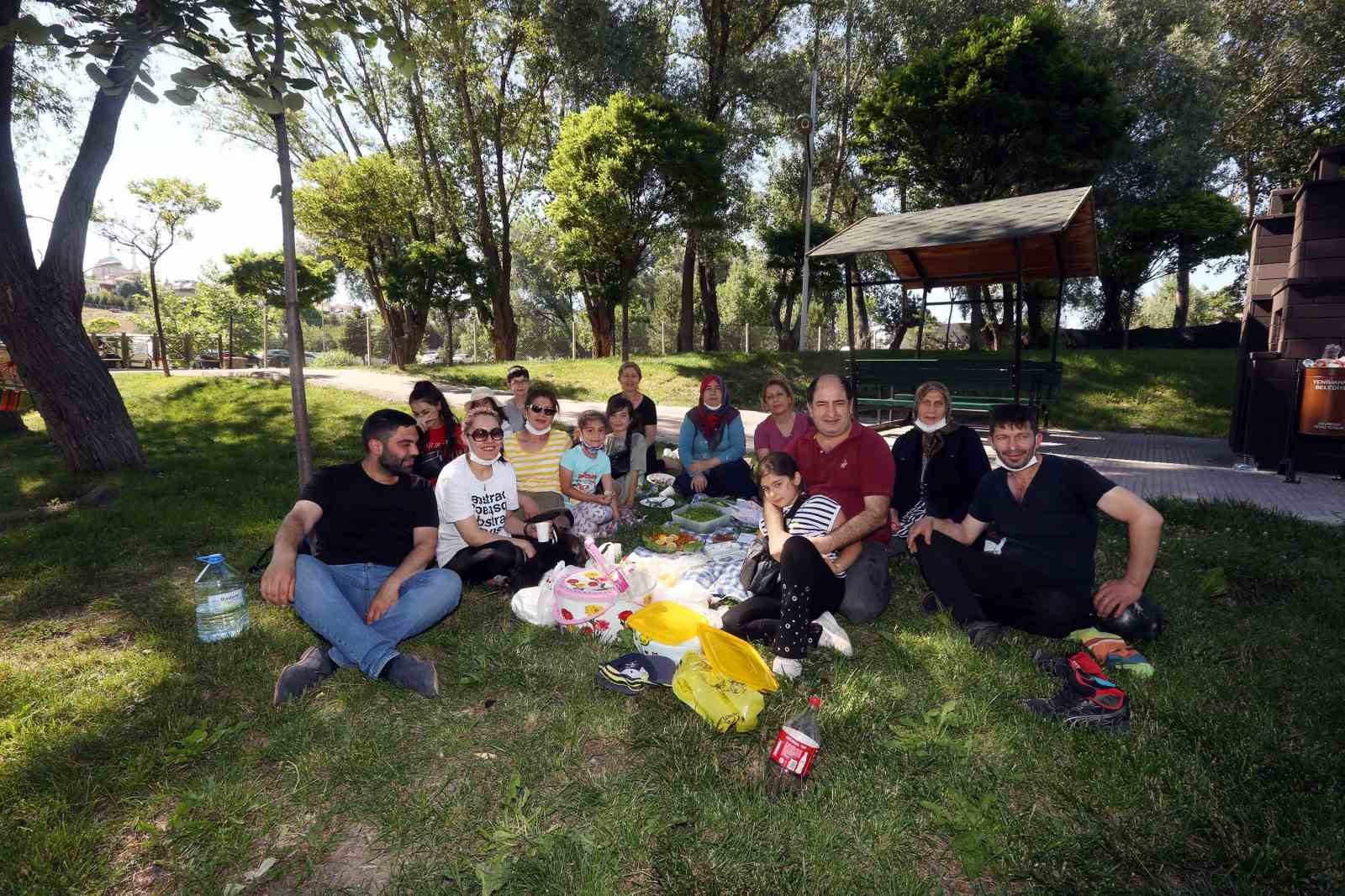 AŞIRI SICAKLARDAN BUNALAN VE DOĞANIN KEYFİNİ ÇIKARARAK PİKNİK YAPMAK İSTEYEN