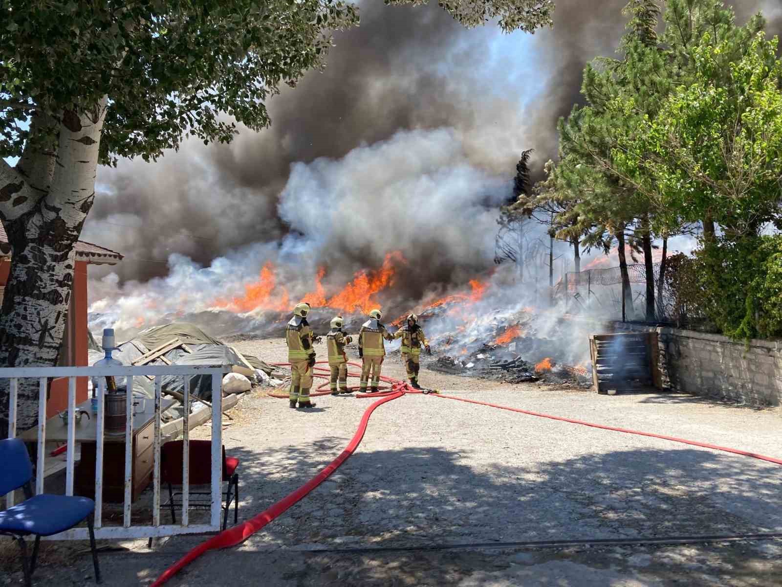 ANKARA’NIN GÖLBAŞI İLÇESİNDE BİR YATAK FABRİKASINDA YANGIN ÇIKTI.  
