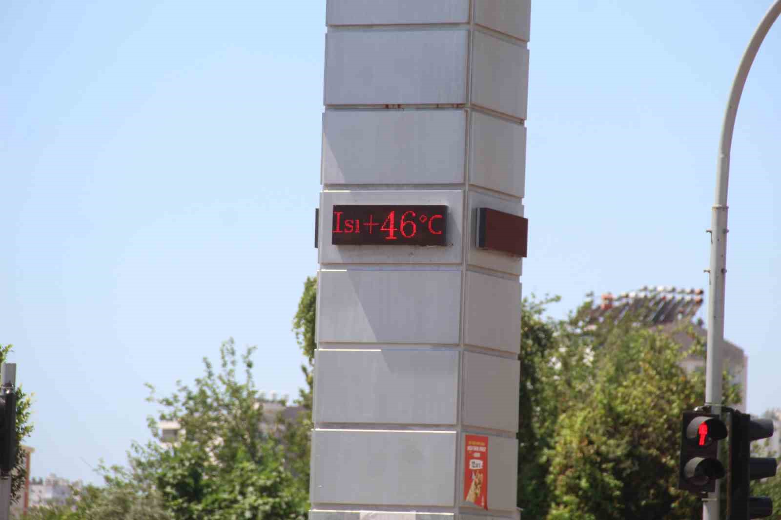 TURİZM KENTİ ANTALYA’DA TERMOMETRELER 46’YI GÖSTERDİ, DÜNYACA ÜNLÜ KONYAALTI SAHİLİ’NDE