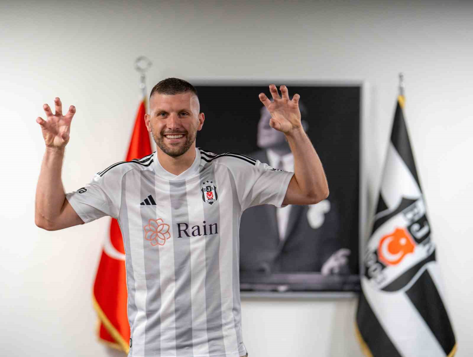 BEŞİKTAŞ'IN YENİ TRANSFERİ ANTE REBİC, SİYAH-BEYAZLI KULÜBE ŞAMPİYONLUK İÇİN GELDİĞİNİ