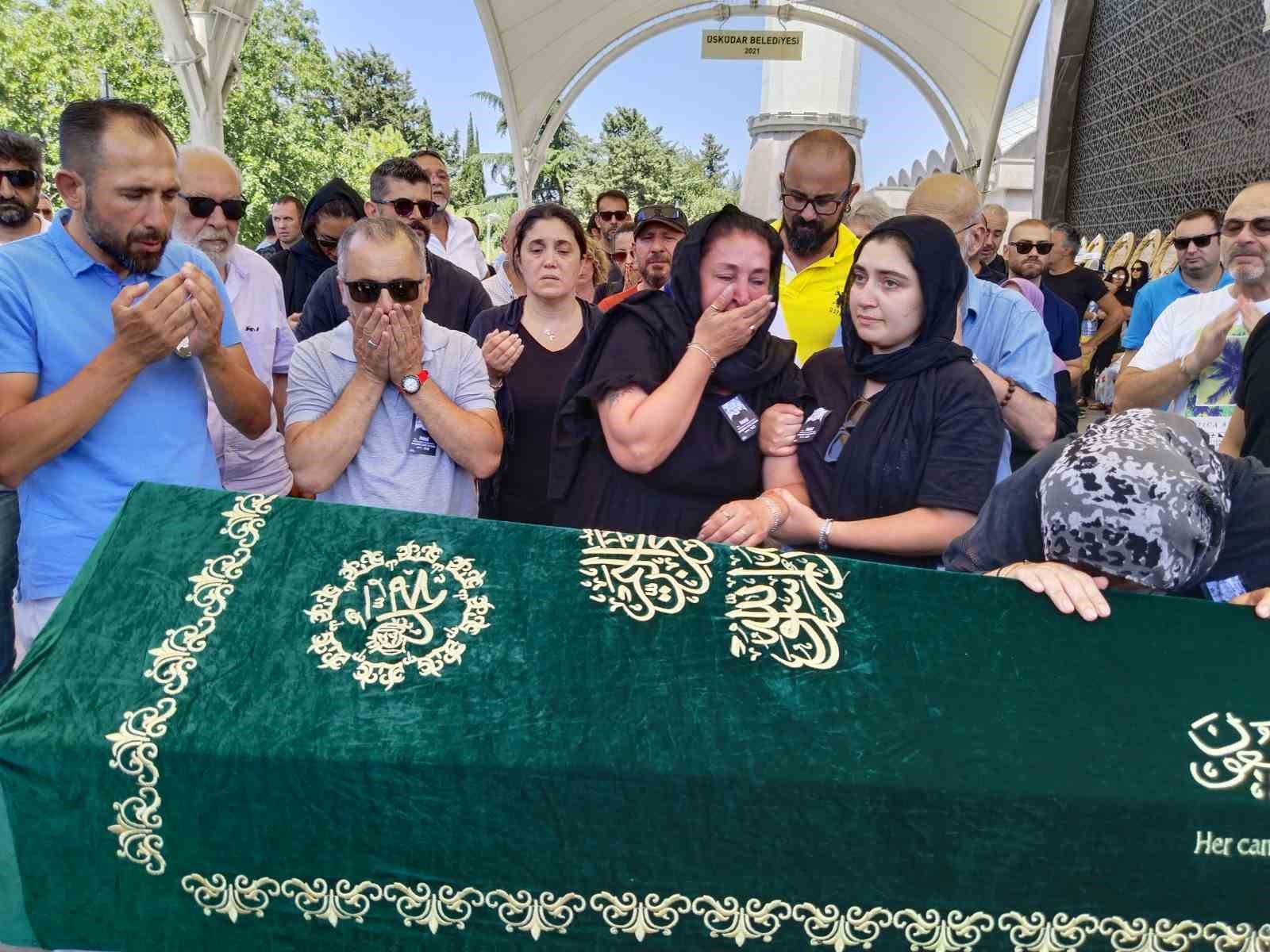 CENAZE TÖRENİNDE DOĞANAY GÜZELGÜN'ÜN YAKINLARI FENALAŞTI. CENAZE TÖRENİNE ATAŞEHİR BELEDİYE
