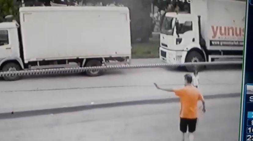 ANKARA’DA İŞLEK CADDEDE DİKKATSİZCE YOLA ATLAYAN KÜÇÜK KIZ ÇOCUĞUNU FARK