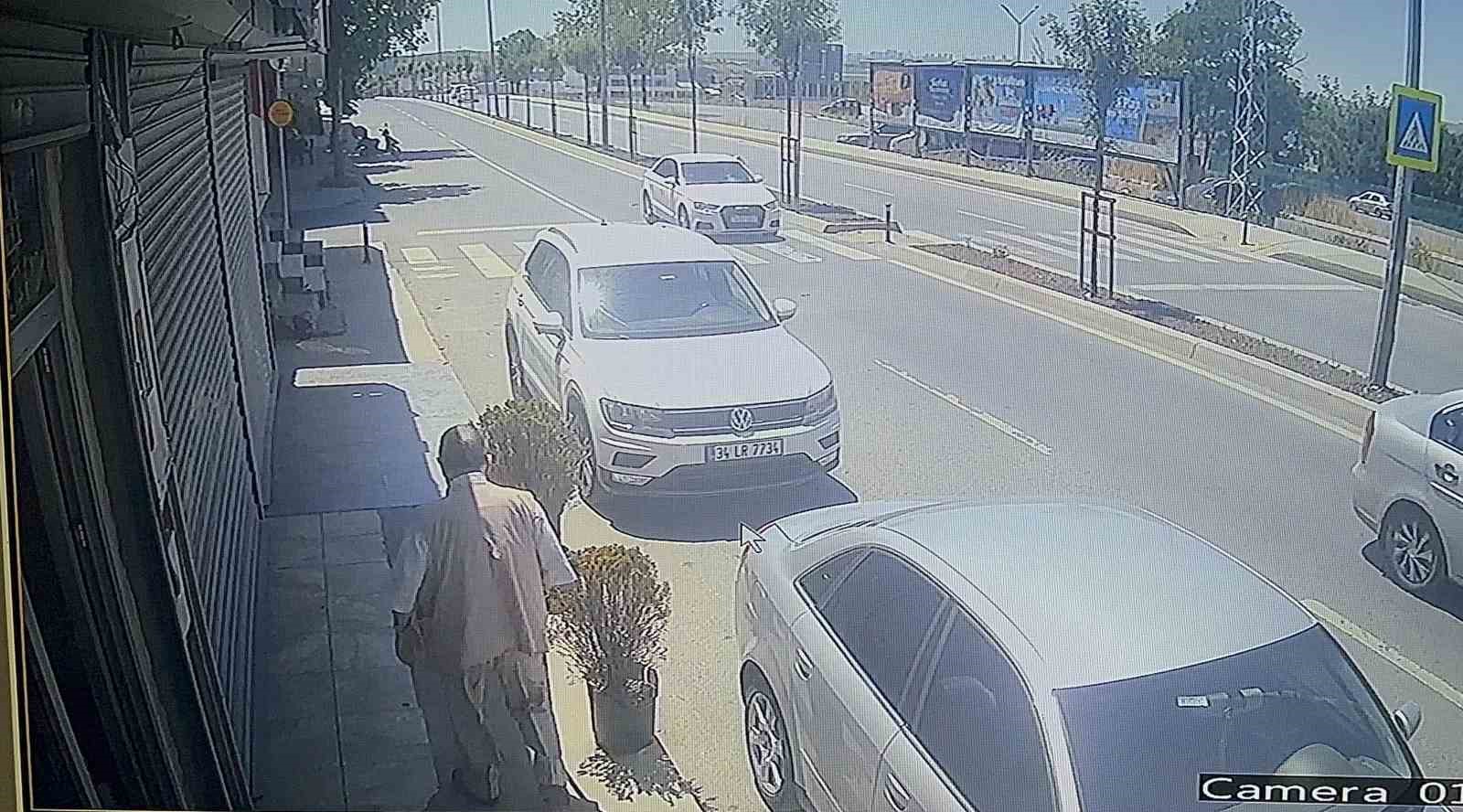 ARNAVUTKÖY’DE BİR OTOMOBİL SÜRÜCÜSÜNÜN DİREKSİYON HAKİMİYETİNİ KAYBETMESİ SONUCUNDA ÖNCE YOL